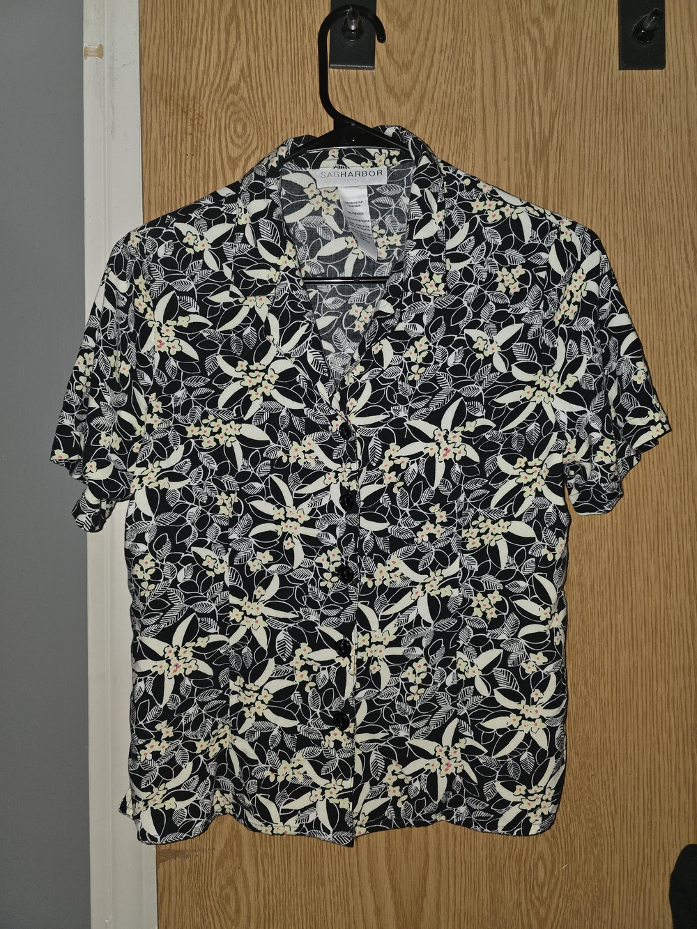 Sag Harbor Floral Short Sleeve Shirt Black & White Like New